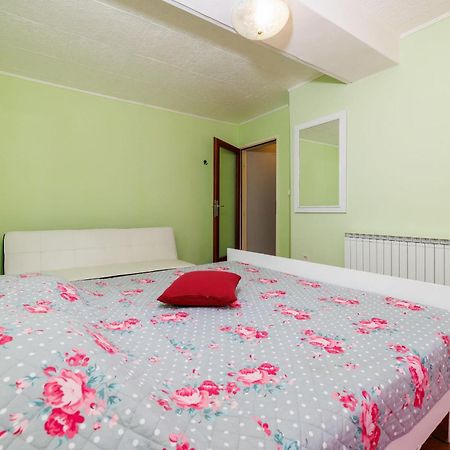Apartments And Room Mirjana Dramalj Exterior foto