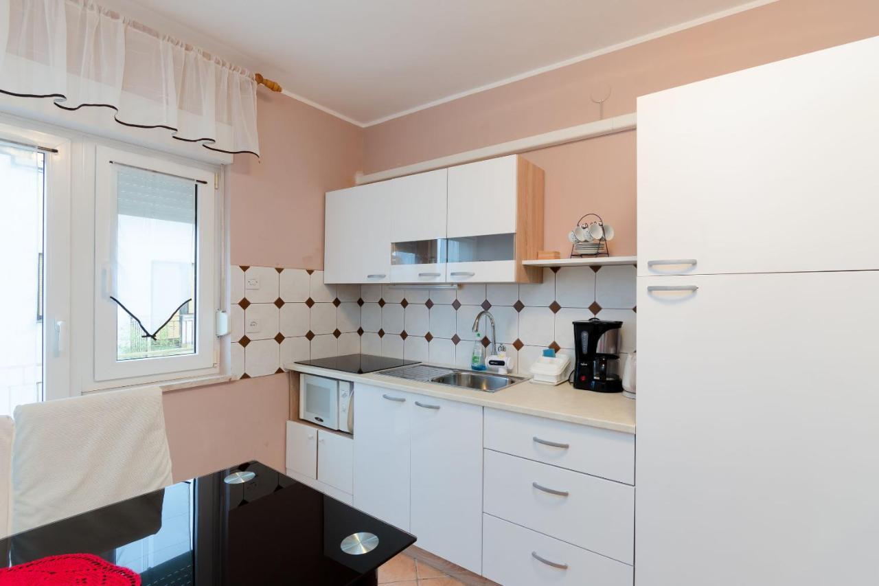 Apartments And Room Mirjana Dramalj Exterior foto