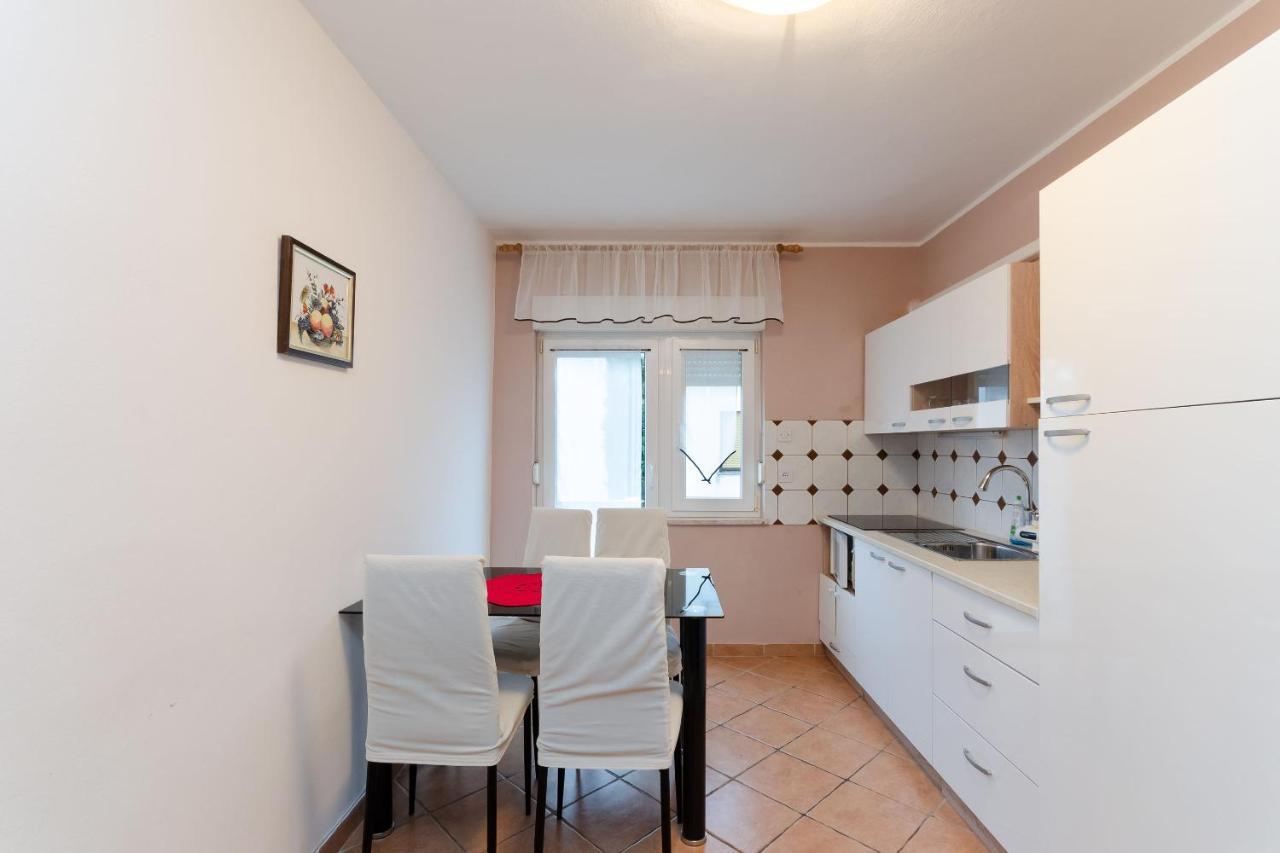 Apartments And Room Mirjana Dramalj Exterior foto