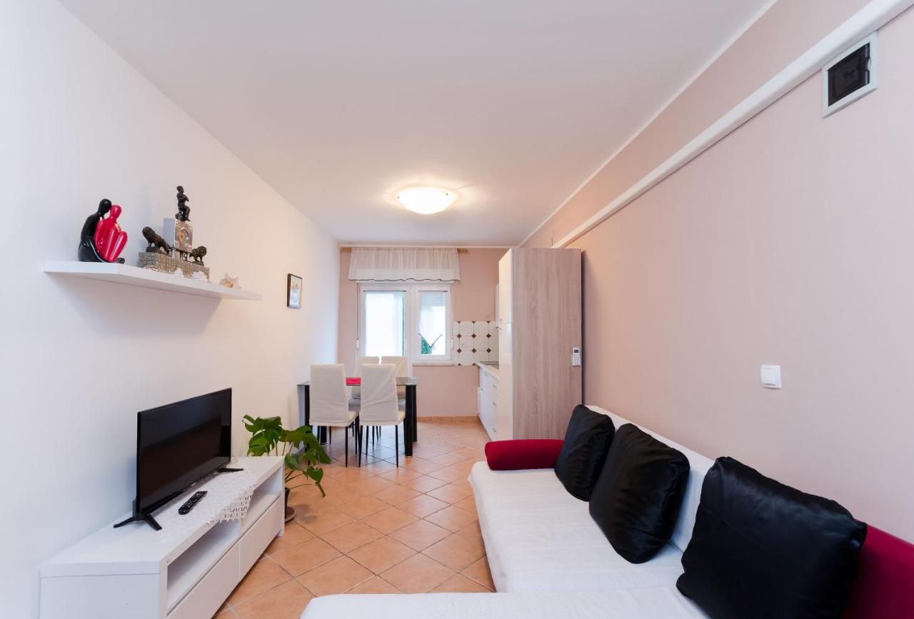 Apartments And Room Mirjana Dramalj Exterior foto