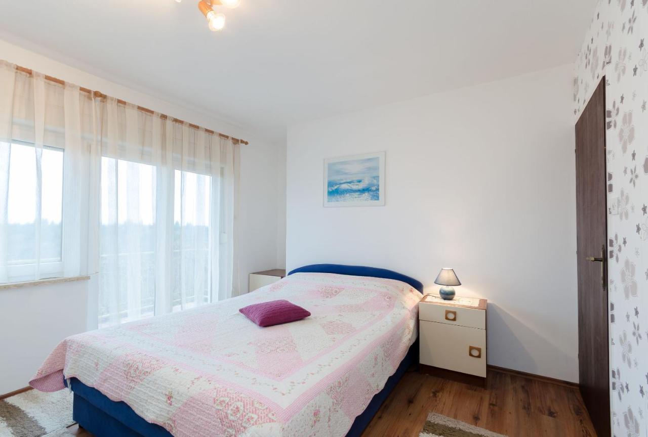 Apartments And Room Mirjana Dramalj Exterior foto