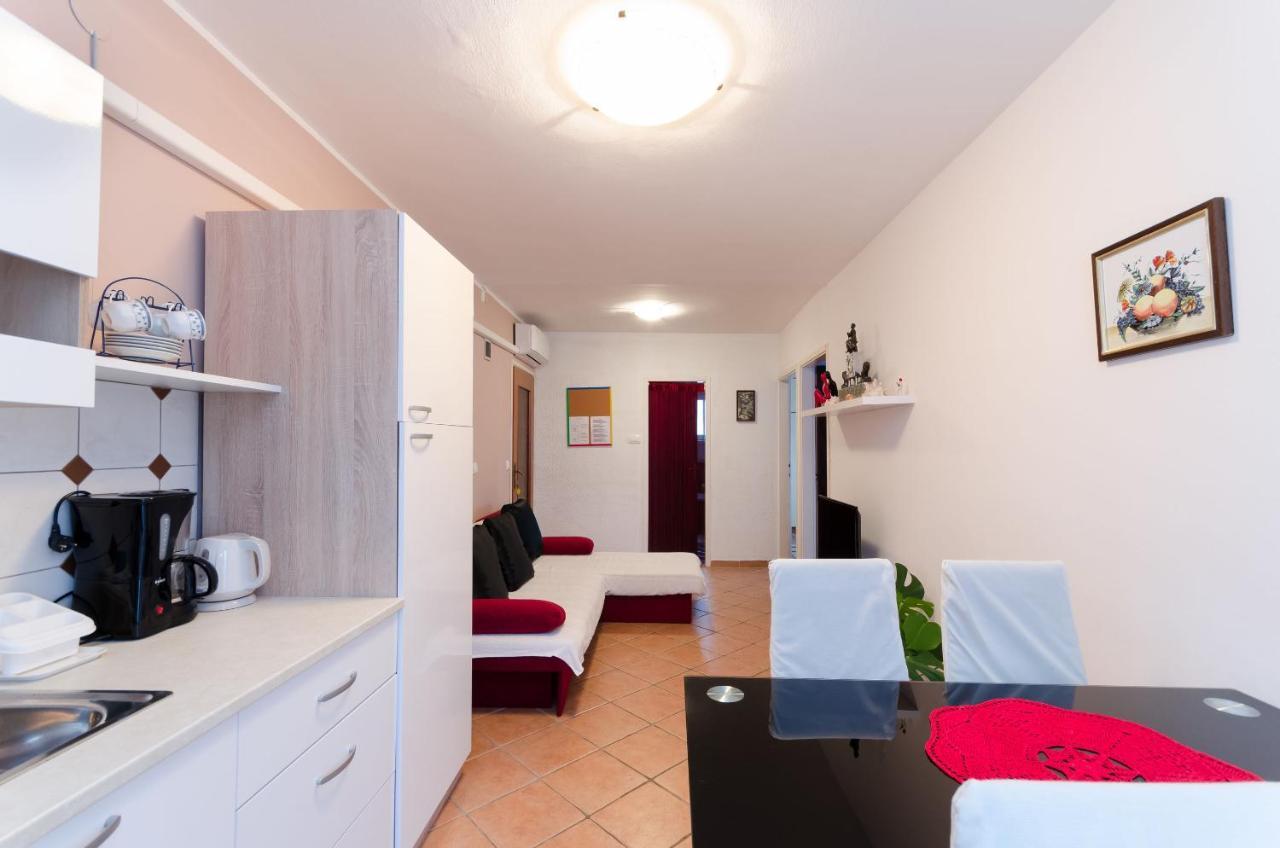 Apartments And Room Mirjana Dramalj Exterior foto