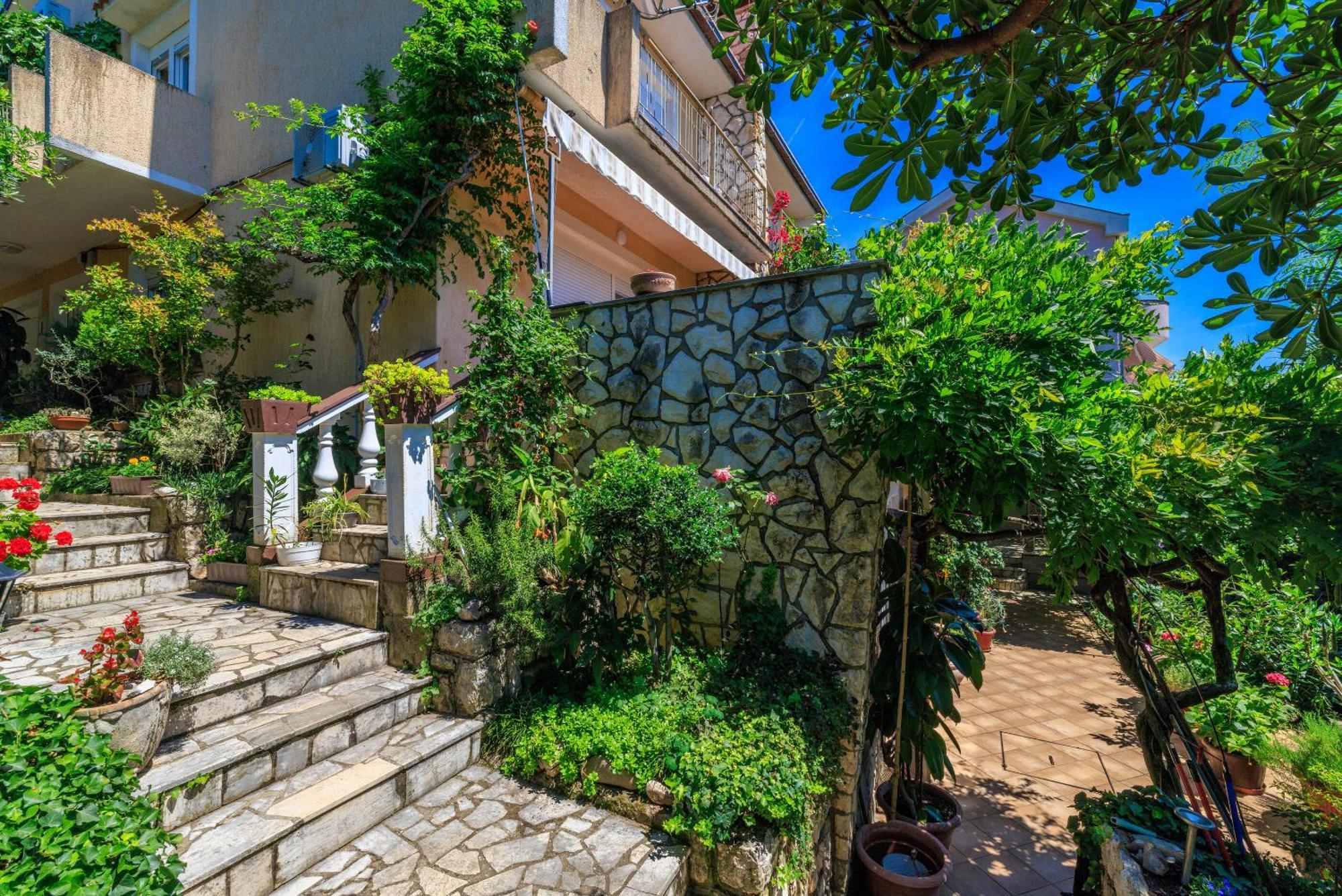 Apartments And Room Mirjana Dramalj Exterior foto