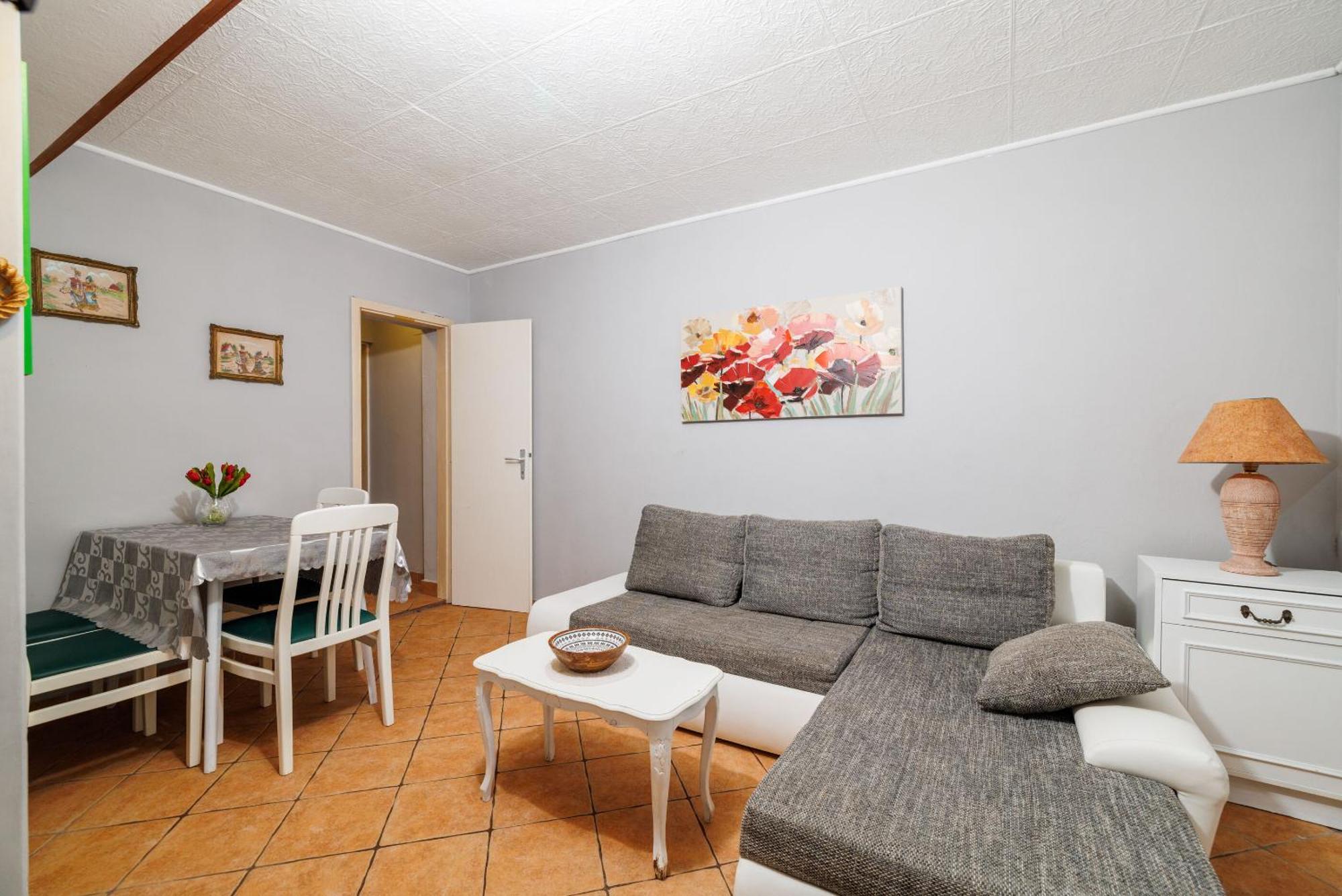 Apartments And Room Mirjana Dramalj Exterior foto