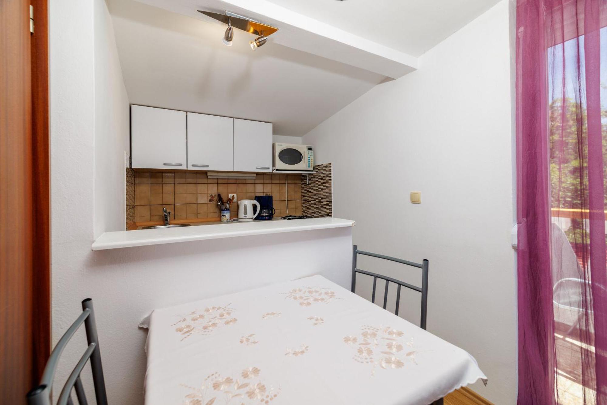 Apartments And Room Mirjana Dramalj Exterior foto